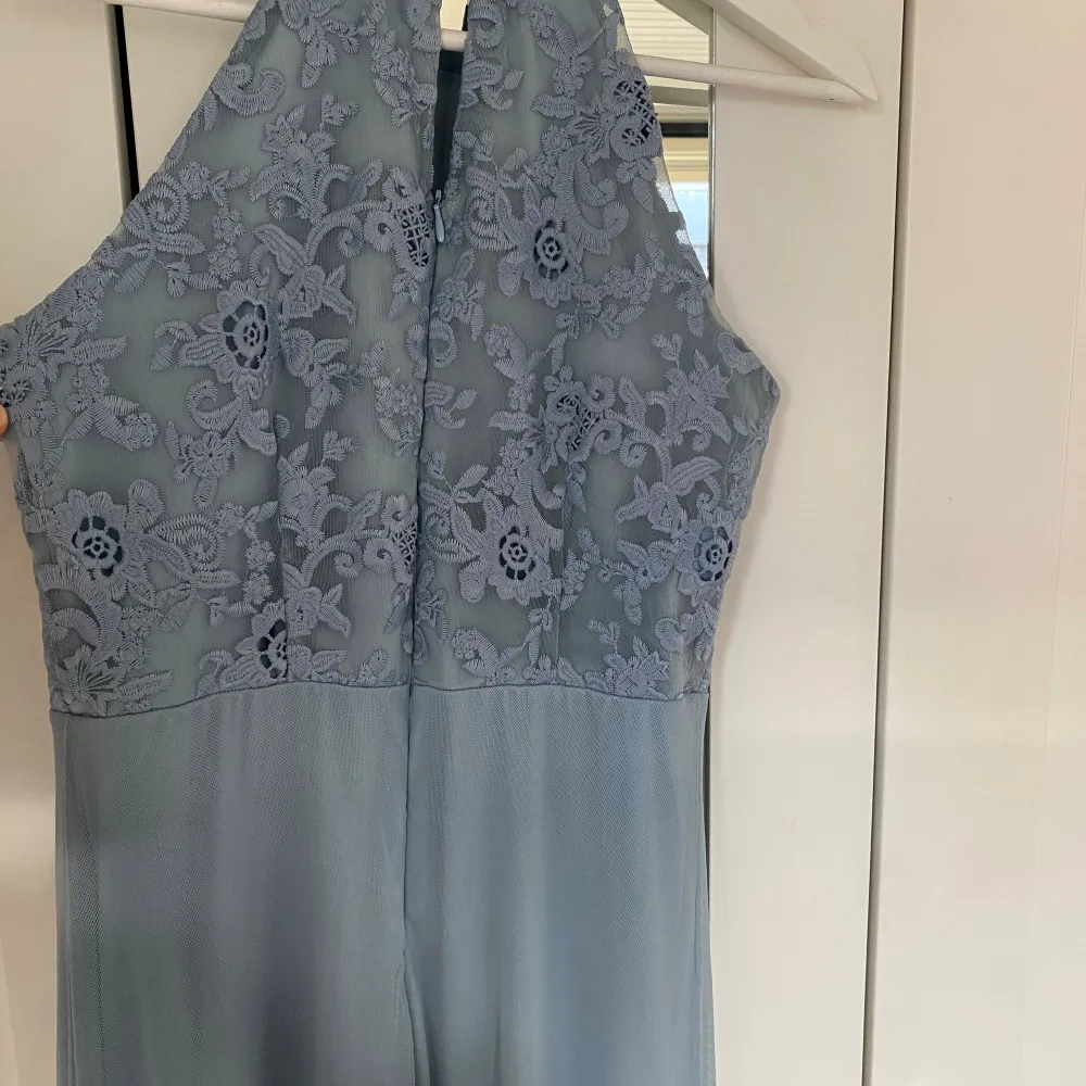 Säljer nu denna superfina långa klänningensom är slutsåld  😍 Köpt för ca 1500 och använd 2 gånger. Priset kan absolut diskuteras vid snabb affär. Perfekt som balklänning eller till alla som slutar 9:an🫶. Klänningar.