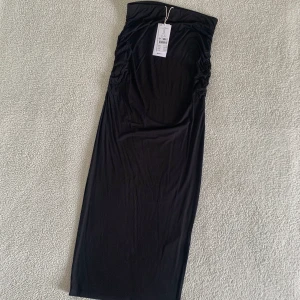 GinaTricot svart soft touch ruched maxi kjol - Snygg maxi kjol från GinaTricot från deras soft touch kollektion. Väldigt bekväm och mjuk. Ny med tags kvar, utan anmärkningar.