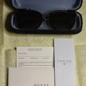 Hej! Jag säljer dessa äkta Gucci Brillor Ingår en svart case och autenticitets kortet + ett litet häfte från leverantören Kering.   De är i väldigt bra skick. 