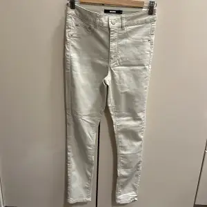 Säljer dessa beige väldigt stretchiga jeans byxor från bikbok i storlek S