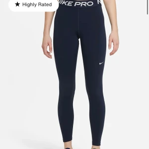 Nike PRO tights - Säljer mina träningstights från Nike PRO i marinblått. Fint skick. Se bilder hur modellen sitter på. Väldigt bekväma och sitter uppe, ingen risk för att man behöver gå och dra upp dom under ett träningspass.  Storlek xs men kan även passa S. 