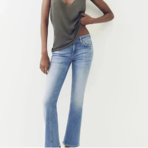 Zara low waisted bootcut jeans - jeans low waisted bootcut som inte säljs längre från zara passar mig som är 160, säljer pga att det inte passade mig