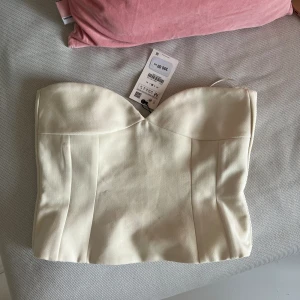 Korsett top zara - Så fin korsetttop från zara, endast testat då den inte passar mig. Prislappen kvar