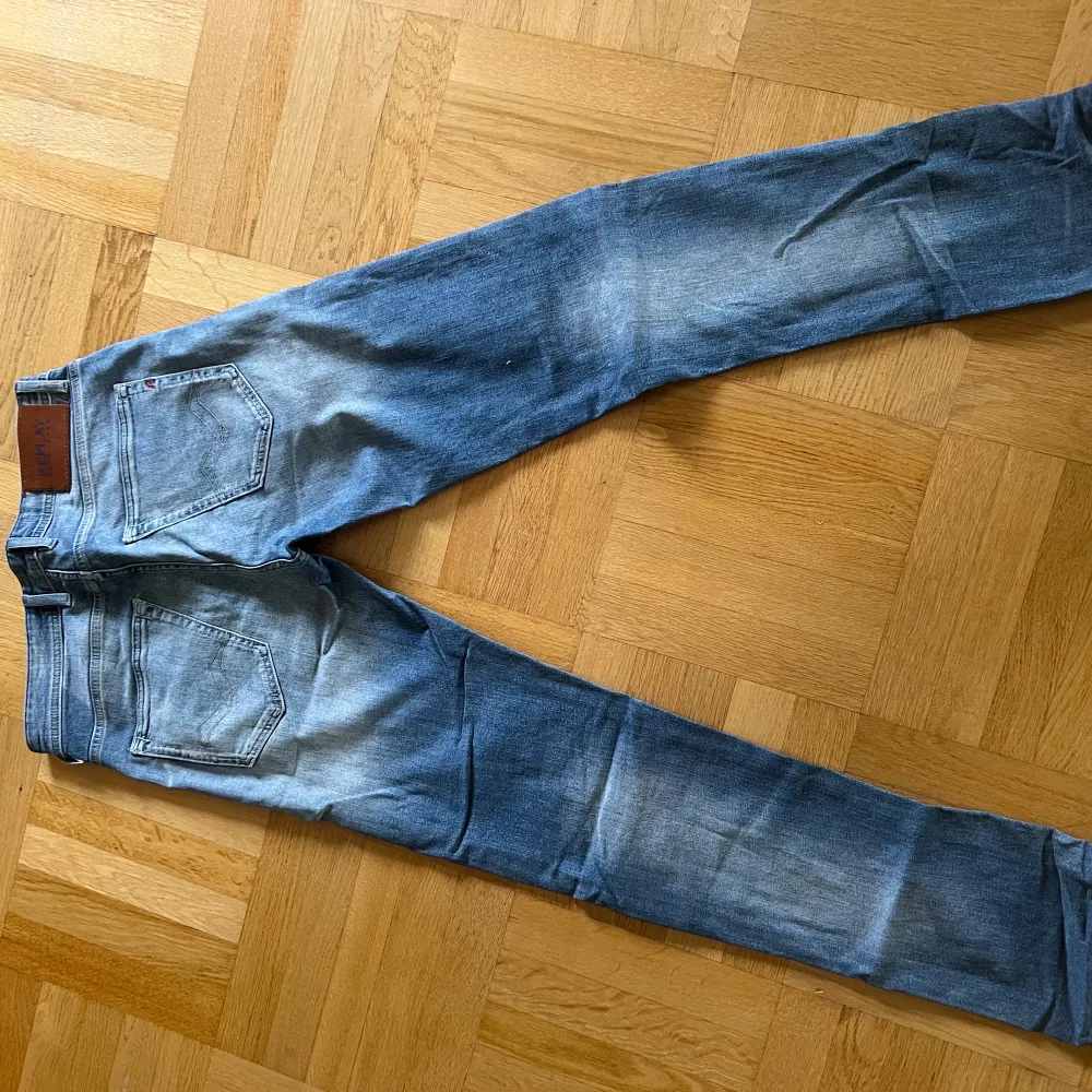 Säljer ett par oanvända replay grover jeans. Size Waist 29, Length 32 dem sitter väldigt bra och är sjukt snygga på. Nypris ca 2299 kr, köpta på Nk.. Jeans & Byxor.