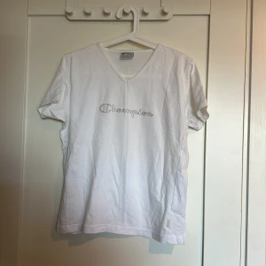 Champion T-shirt  - En äldre champion T-shirt i fint skick med v-ringning.  Djur finns i hemmet 
