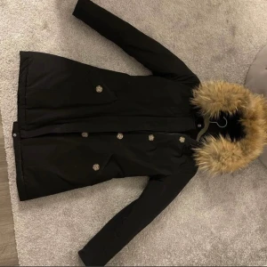 Thebrand jacka - Hej,  Säljer min vinterjacka då jag köpt en annan. Den är från märket Thebrand och är köpt på minto för 2600kr. Använd kanske 7-8 gånger så den är i nyskick och även rök och djur fri. Storlek s och hämtas gärna i malmö men går även att skicka. 