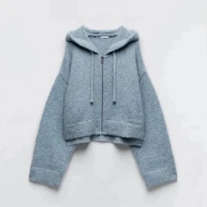 Blå zara zip up - Säljer min älskade zip up från zara! Bilderna är lånade men tröjan har inga defekter alls💕 (lånad bild)