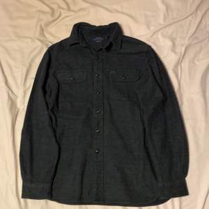 Ralph lauren Overshirt i 100% bomull den är i väldigt fint skick säljer den för jag tycker att den satt för stort på mig som är 170 ungefär. Priset är inte hugget i sten