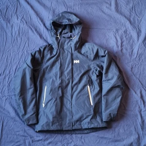 Helly Hansen Helly Tech Protection  - Oanvänt och är nästan som en helt ny! Vattentät och stabil jacka😍