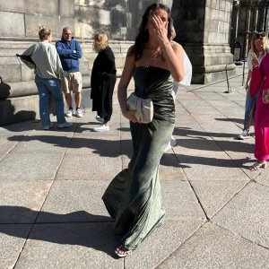 Grön balklänning /galaklänning - Säljer nu min älskade balklänning 🥺🥺 Köpt från Asos för ca 1000kr. Bara använd en gång (under min bal😁).  Obs!!! Har sytt ihop den i bysten, som ni ser på mina bilder! Så framsidan ser inte ut riktigt som på hemsidans bilder 😇 Skriv om ni har frågor!