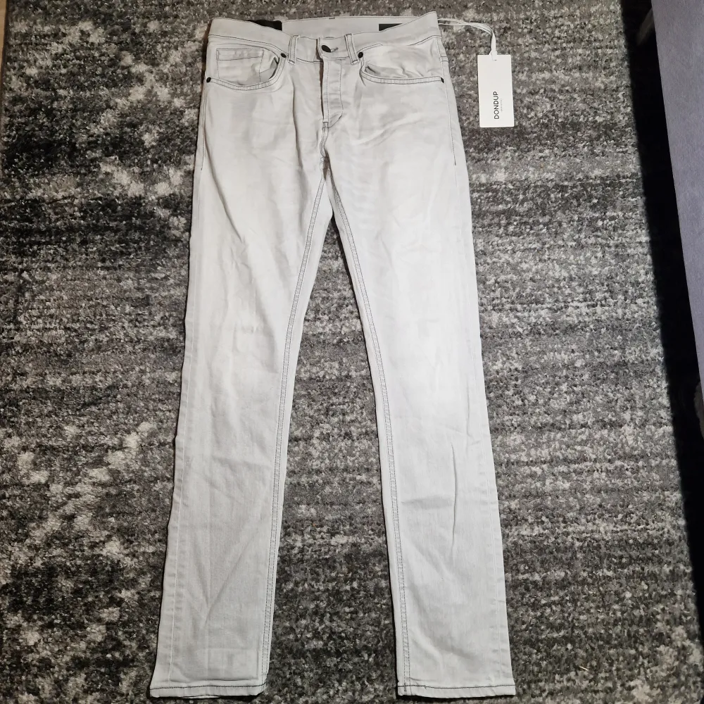 Tjena säljer ett par riktigt schyssta dondup jeans i modellen George. Skicket på jeansen är 9.5/10. Har du några frågor eller funderingar så hör av dig // IC_RESELL . Jeans & Byxor.