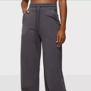  Mjukisbyxor - Ett par mjukisbyxor från Nelly som inte passar mig länge💓 storlek S