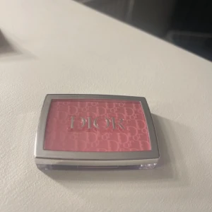 Dior blush - Säljer min blush från dior som endast är testad och är i nyskick. Köpt ny för 480kr 🩷