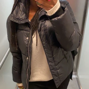 Puffe jacka  - En puffe jacka från Nelly,svart,ingen luva i storlek 40💘 nypris:699kr 