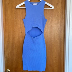 Klänning - Blå klänning med cut out på magen