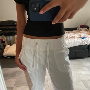 Cargo/linnebyxor - Super coola köpt i Spanien. Nyskick. Passar bra på mig som är 173. Använd köp nu eller kom med pris förslag!