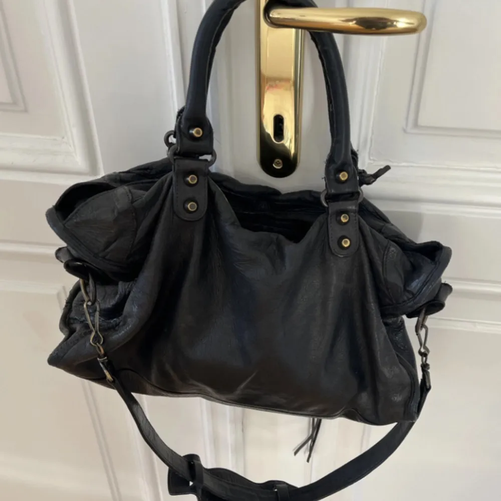 Intressekoll på min balenciaga city bag! Använt men fint skick! Köpt på vestaire för 8200kr. Ingen dustbag medföljer. Väskan har äkthetsbevisats av vestaire, se sista bilden❤️. Väskor.