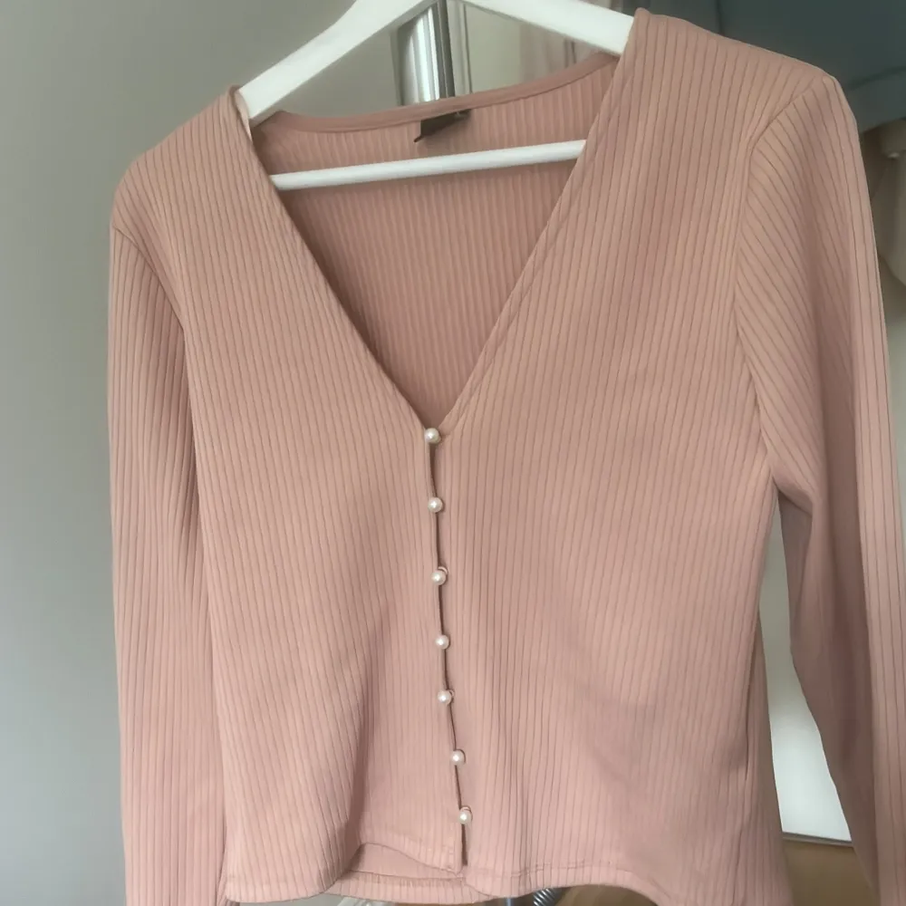 Säljer denna rosa tröja med pärl ”knappar”. Endast använd en gång och köpt på ginatricot. Tröjan är storlek L, men mer som en storlek M. Säljer den för 100kr. 🌸🌸. Tröjor & Koftor.