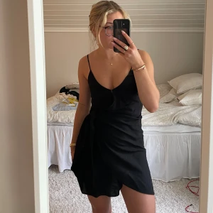 Klänning - Ganska basic svart klänning som går att ha vid många olika tillfällen. Har en liten knytgrej i midjan, bild två. Aldrig använd men tyvärr inga lappar eller så kvar och vet därför inte exakt storlek men passar mig som brukar ha xs/s🩷