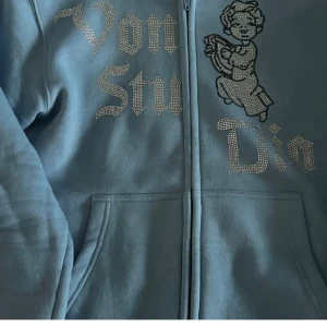 Vonstudig Rhinestone zip - Skick 9/10 riktigt skön och fräsch zip hoodie som passar perfekt till sommaren inköpt för cirka 5 månader sen. Säljes pga den inte kommit till användning  Pris ej hugget i sten 