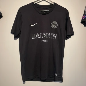 PSG Balmain tröja - Säljer min PSG Balmain tröja, använd fåtal gånger och i väldigt fint skick, kom privat vid funderingar eller för för fler bilder