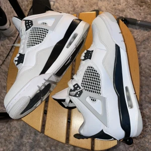 Jordan 4 Military black 42,5 - Säljer ett par Jordan 4 Military black storlek - 42,5 Använd 3 gånger som max Kan gå ner i pris vid snabb affär  KVITTO FINNS PÅ BEGÄRAN LÅDA FINNS OCKSÅ OM ÖNSKAS