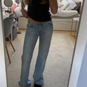Lågmidjade blåa bootcut jeans  - Jättefina jeans som är ljusblåa. OBS!! Se sista bilden då sömmarna gått upp.  Midjemått: 36cm Innerbenslängd: 79cm