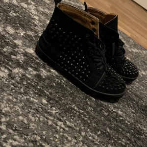 Louboutin skor - Använda endast en gång, så helt nya dom är ba smutsiga på sulan de ba torka bort det så är dom som helt nya  Storlek:42 