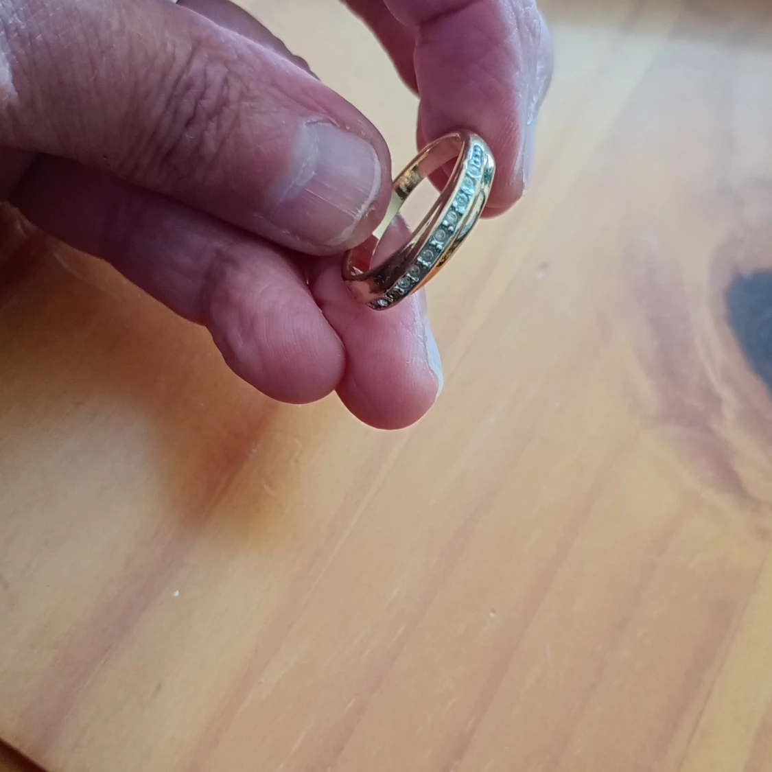 Ring guldfärgad metall med stenar stl 9/10 - 91