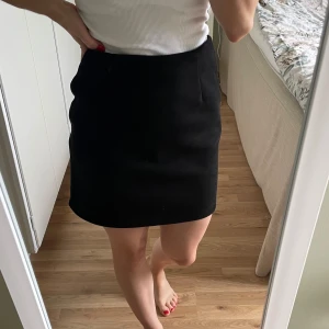 Midikjol - Svart kjol från BikBok!