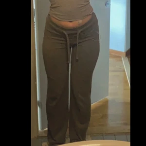 Yoga byxor grå  - Super fina och sköna yogabyxor. En hög kant som är meningen att man ska kunna vika! Köpte dem i London på en vintage butik🌸 enda defekten dem har är hålet från själva larmet på byxan! Man kan knappt se det (Bild 3) väldigt mjuka och stretchiga 🎀