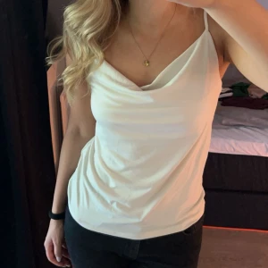 Vit topp - Fin vit topp, bra skick använd en gång, storlek S💞