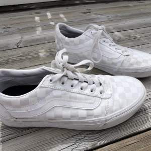 Mycker fina Vans Oldschool sneakers vitrutiga