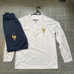 Frankrike tracksuit - En Frankrike tracksuit i storlek S | Köpt på fotbollsmarknaden.se och för 700kr och är aldrig använd | Skriv för frågor eller intresse❗️