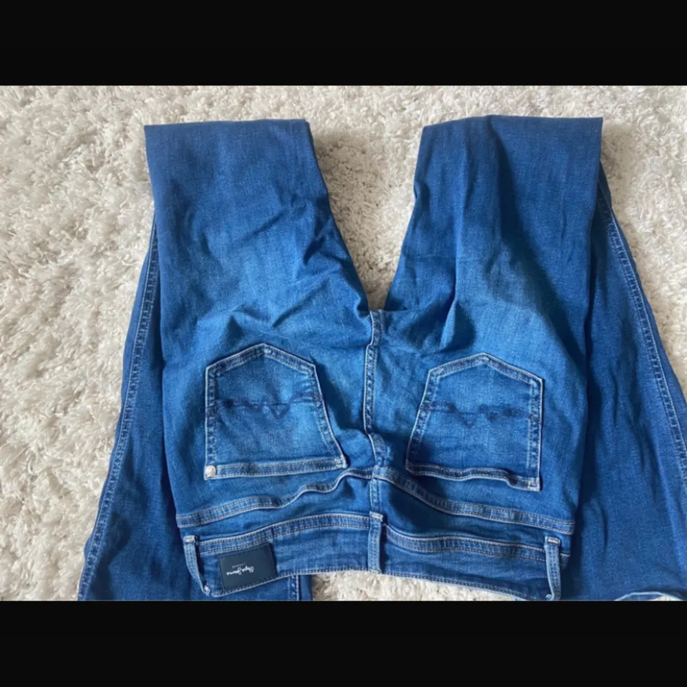  Slitningar vid hälarna, annars i bra skick. midjemått 32 innerbenslängd 78 Nypris 800kr. Jeans & Byxor.