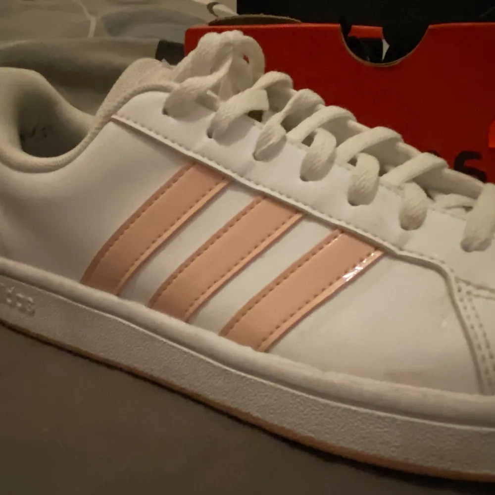 Vita adidas skor med rosa sträck. Inga defekter. 39. Skor.