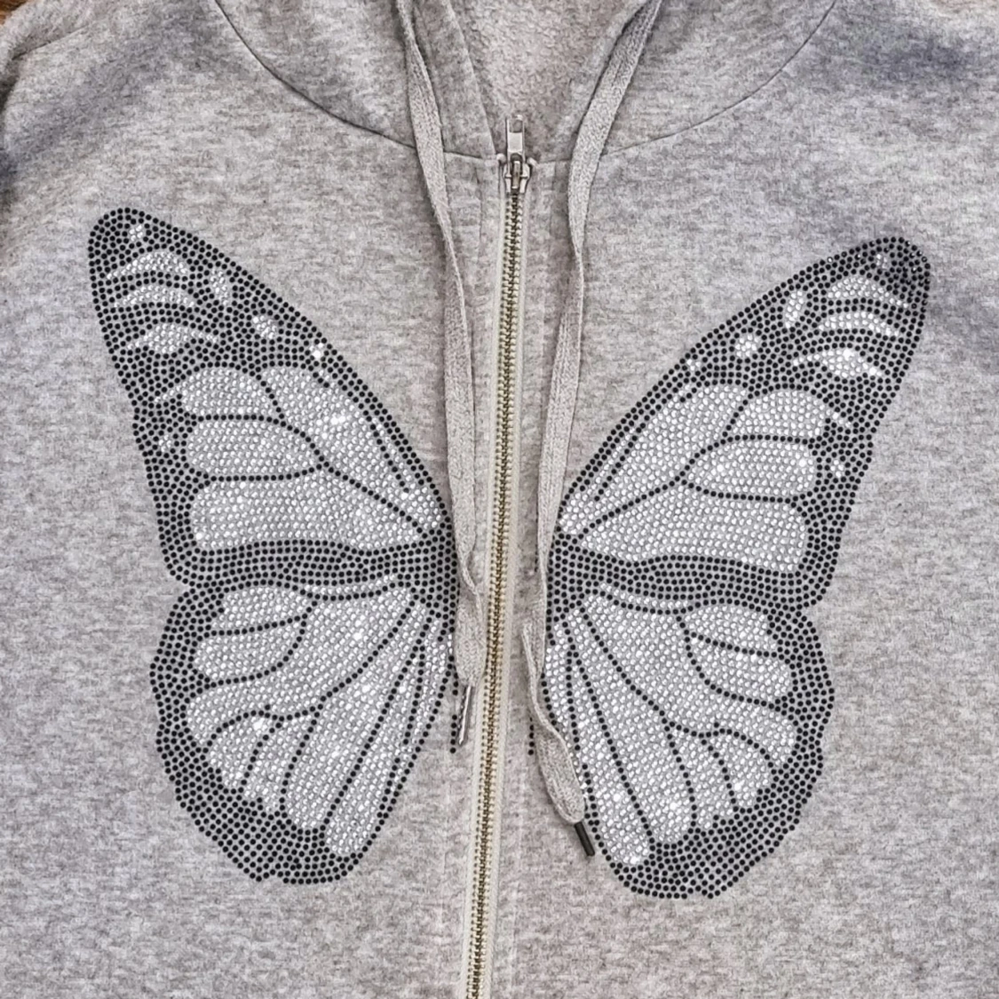 Grå huvtröja med fjärilsmotiv - 90