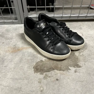 Jim Rickey - Ett par svarta sneakers från Jim Rickey som är i fint skick men har använts en del Nypris ca 1700kr