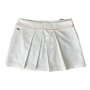 Vit lacoste kjol - Vit lacoste kjol som passar perfekt för tennis,paddel eller golf och mera, i perfekt skick🥰 Skriv om ni har fler frågor