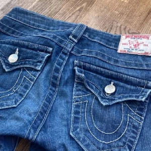 True Religion - Hej! Jag säljer ett par blåa True Religon Jeans i storlek W25 och L30. Dem passar någon som är 160cm och midjemåttet rakt över är 35cm. Jeansen är väldigt fina och har inga defekter💕💕