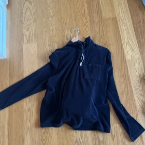 Overshirt  - Jag säljer den här ziphoodien som är använd ett fåtal gånger men är i ett gott skick ändå. Skriv om ni har några frågor.