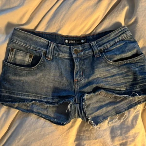 Jeans shorts  - Lågmidjade jeans shorts me coola fickor, säljer massa mer snygga kjolar samt shorts 