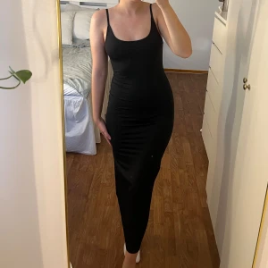 Klänning - Jättesnygg skimsliknande klänning i superskönt material. Perfekta sommarklänningen då den både går att klä upp och ner. Klänningen är helt oanvänd 🖤