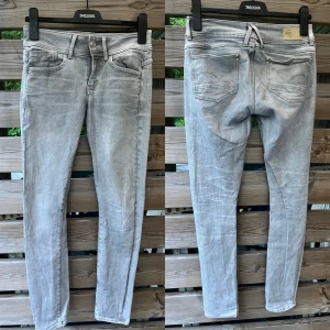 Fina G-star jeans stl 29 - Fina jeans från G-Star i stl 29, (längd ca 30-31, står ej) tvättad grå look. Använda men jätte fina. Mått kan ordnas vid efterfrågan 🫶🏻