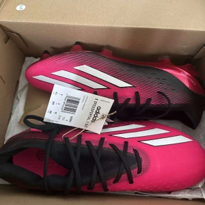 Adidas X - Helt nya och oanvända adidas X. Skorna är med skruvdobbar. Pris kan diskuteras vid snabb affär. Kan sälja billigare vid köp tillsammans med dom oranga som är i samma modell.