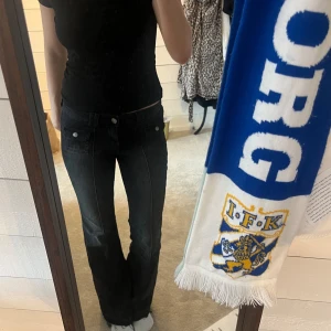 Jeans - Aaasnygga jeans med coola detaljer på fickorna. De är från h&m och helt slutsålda❤️❤️ endast använda tre gånger så i bra skick. Blir budgivning om många är intresserade