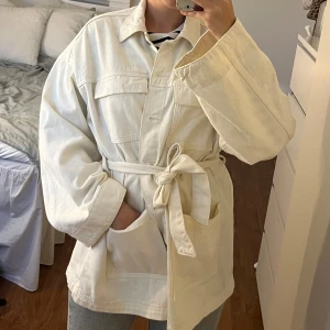 Jeansjacka - Superfin jeansjacka/kappa som är perfekt till hösten. Jackan är i jeansmaterial och har en väldigt smickrande passform. Den är bara använd några gånger så den är fortfarande i väldigt bra skick. Notera att jackan är oversized och stor i storleken. ☁️🍁