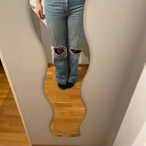 Blåa jeans  - Vida blåa jeans  Dem är använda men har inga defekter och är i bra skicka