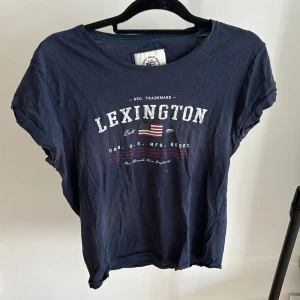 Lexington T-shirt  - T-shirt från Lexington i stl M, I andvänt skick