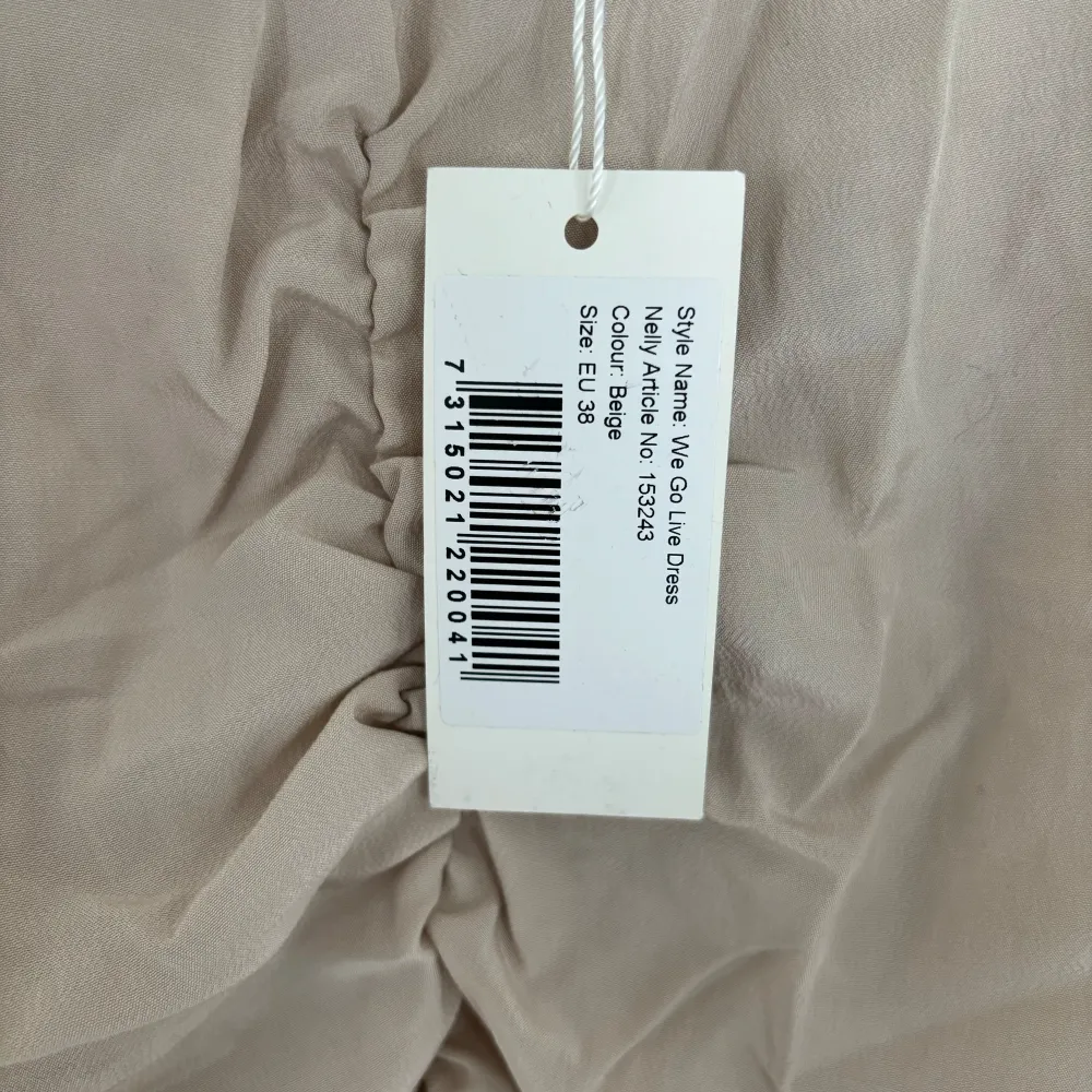 Oanvänd beige klänning från Nly by Nly. Strl: 38 skulle säga att den passar S/M  Nypris: 499kr Mitt pris: 179kr. Klänningar.